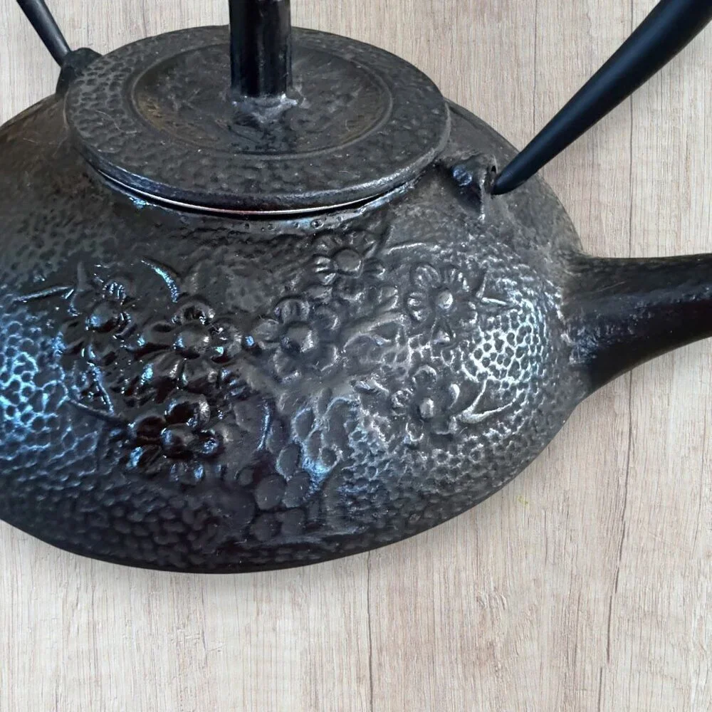 Vintage Japanese Tetsubin NAMBU TEKKI 2.5 CUP - 20oz Cast Iron Tea Pot Trivet